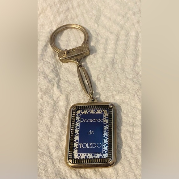 Vintage Souvenir Keychain from the Toledo Cathedral in Toledo, Spain - Picture 7 of 7